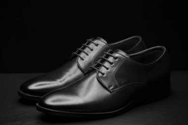 Ayakkabı resmi koyu arkaplan 