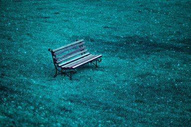 Mavi çim üzerinde ahşap Bank