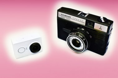 Beyaz eylem kamera ve eski fotoğraf makinesi