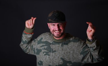 Bir kamuflaj genç bir adam