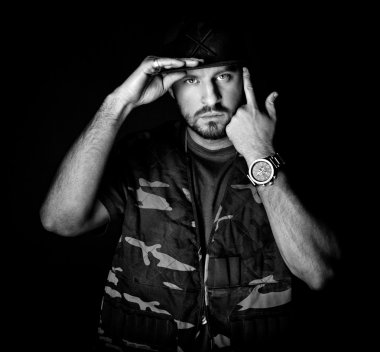 Bir kamuflaj genç bir adam