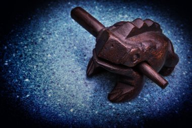 Kara parayla kurbağa ahşap