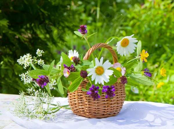 Korb mit Wildblumen — Stockfoto