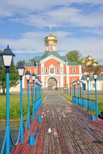 Valday Iversky Monastery Gate.Pier on Lake Valday — Stock Photo, Image