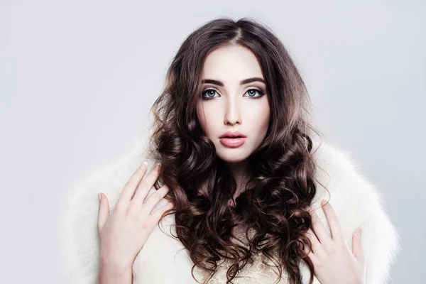 Mulher bonito com cabelo encaracolado — Fotografia de Stock