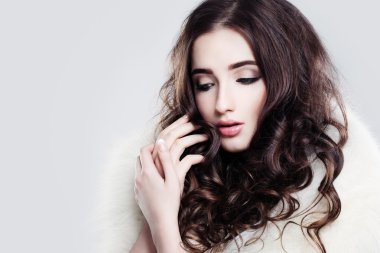 Hoş bir bayan. Makyaj ve kıvırcık saç