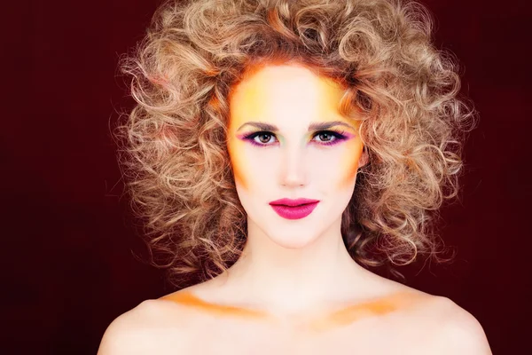 Перфектная женщина с кудрявой блондинкой и ярким макияжем — стоковое фото