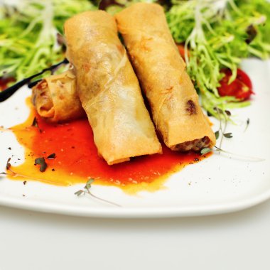 Beyaz tabak lezzetli rulo