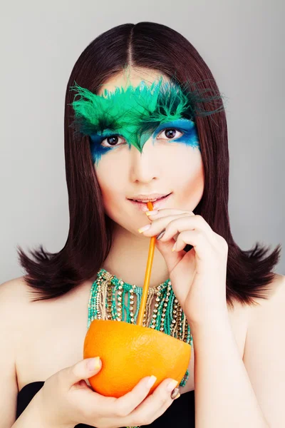 Modelo de moda Yound Woman com coquetel tropical — Fotografia de Stock