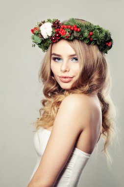 Yeşil çelenk mutlu moda kadın