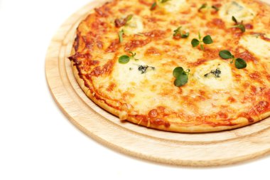 Mavi peynir İtalyan Pizza. Beyaz arka plan