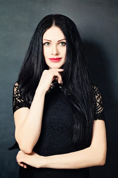 Mode vrouw met zwarte haren op donkere achtergrond — Stockfoto
