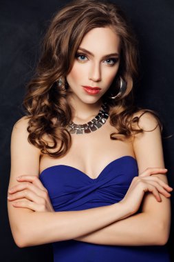 Moda Model kadın siyah arka plan üzerine