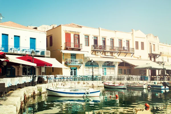 Grecia. Creta Rethymnon, Barcos, Mar y Restaurante. Impresión o —  Fotos de Stock