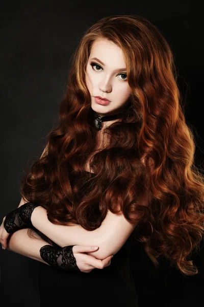 Menina elegante com cabelo encaracolado vermelho — Fotografia de Stock