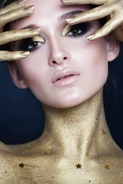 Elegancka kobieta. Kreatywnych makijaż z złotych gwiazd — Zdjęcie stockowe