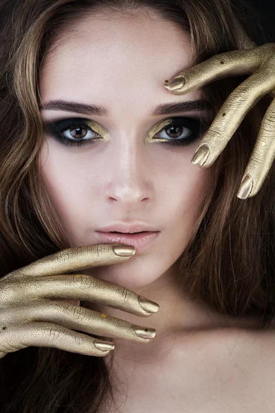 Mulher bonita com maquiagem dourada — Fotografia de Stock