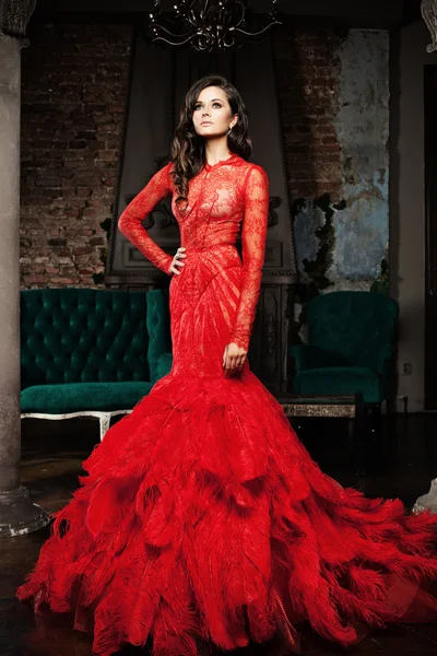 在豪华的红裙子的女人 — 图库照片