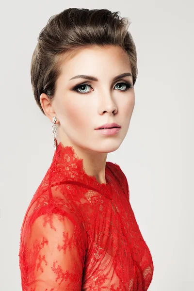 Glamorös skönhet. Kvinna med Makeup och frisyr — Stockfoto