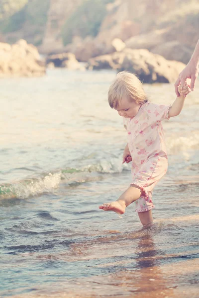 Słodkie dziecko na plaży — Zdjęcie stockowe