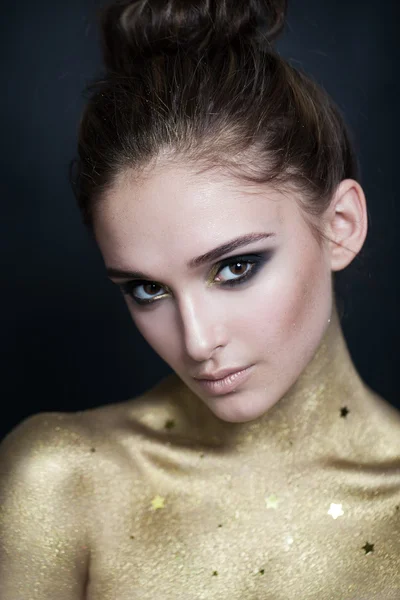 Güzel kadın altın deri ve Smokey göz makyaj — Stok fotoğraf