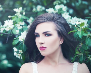 Esmer kadın açık havada. Bahar Güzellik