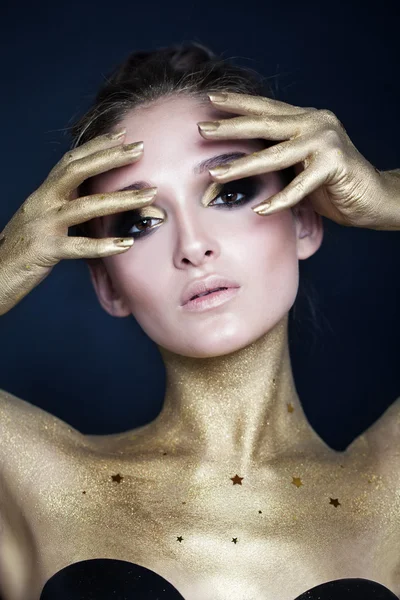 Glamorous kobieta. Makijaż i złoty skóry. Koncepcja luksus — Zdjęcie stockowe