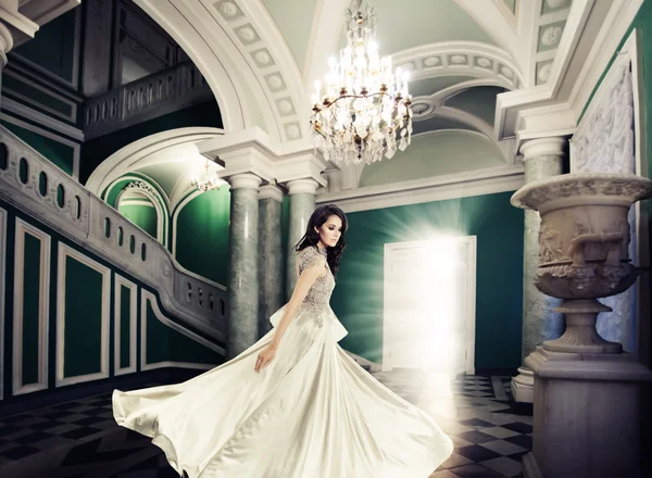 Divat modell nő a királyi palota — Stock Fotó