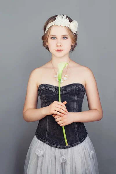 Mode-Modell Mädchen. modisches Teenager-Mädchen, das einen Riemen trägt — Stockfoto