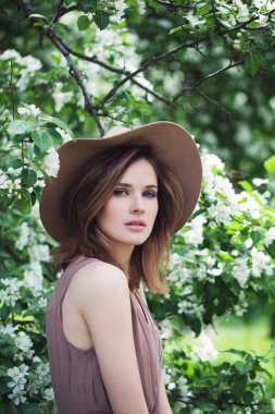 Bahar çiçeği arka plan üzerinde güzel genç kadın