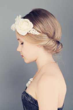 Genç kız. Profil. Bohem Boho Chic Hairsty sarı saçlı