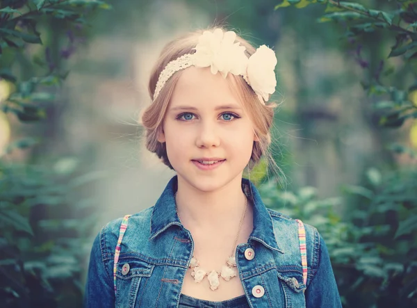 Jeune fille sur fond de feuillage vert En plein air — Photo