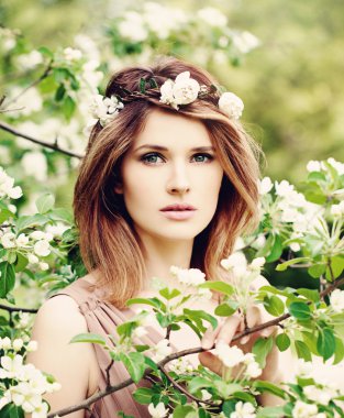 Bahar çiçeği güzel kadın
