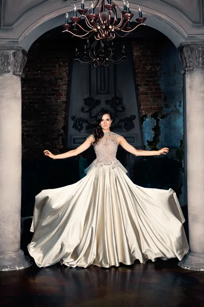 Gorgeous Woman in Evening Gown Posing in Vintage Interior — Stock Photo, Image