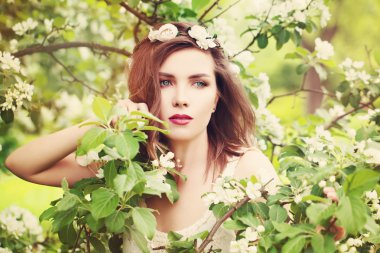 Kaygısız kadın açık havada. Sağlık andcarefree kadın açık havada. İyileşmek