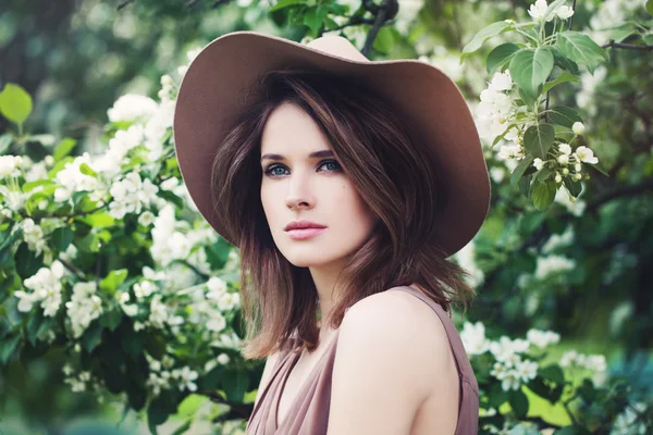 Cara perfecta de una hermosa joven mujer de moda en un sombrero en —  Fotos de Stock
