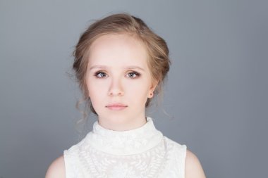 Sarı saçlı sevimli kız. Genç yüz