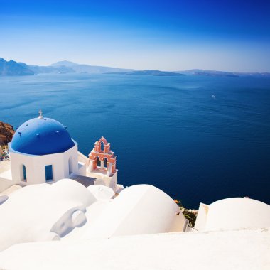 Santorini. Kiliseler ve Deniz Manzaralı Yunanistan