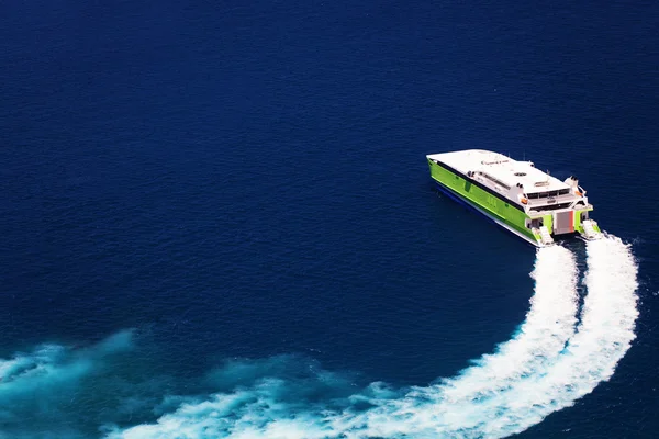 Bateau de croisière ferry dans la mer — Photo