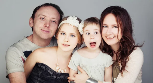 Familia de mujeres. Feliz Madre e Hijas (3 y 10 años) ) — Foto de Stock