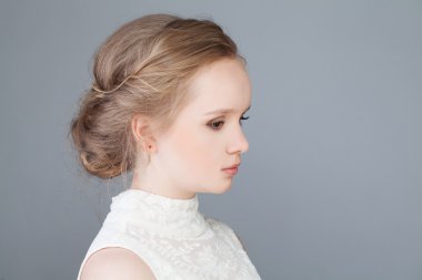 Gelin saç modeli ile güzel kız. Doğal Güzellik