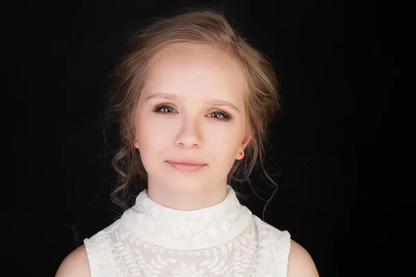 Jovem Beleza. Menina feliz bonita com penteado loira — Fotografia de Stock