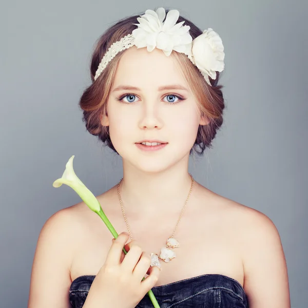 Junges Mädchen mit Lilienblüte. Nettes Gesicht und Bohemian Boho Chic — Stockfoto