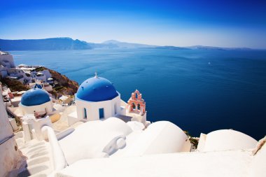  Yunanistan, Santorini Adası, Oia kasaba. Mavi çatı, beyaz evler bir