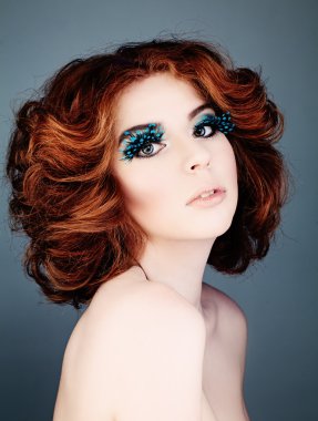 Kızıl saçlı ve tüyler kirpik güzel kadın