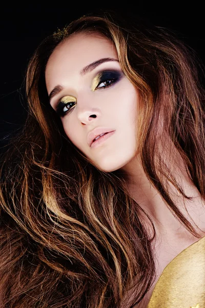 Retrato de moda de mulher glamorosa com maquiagem dourada — Fotografia de Stock