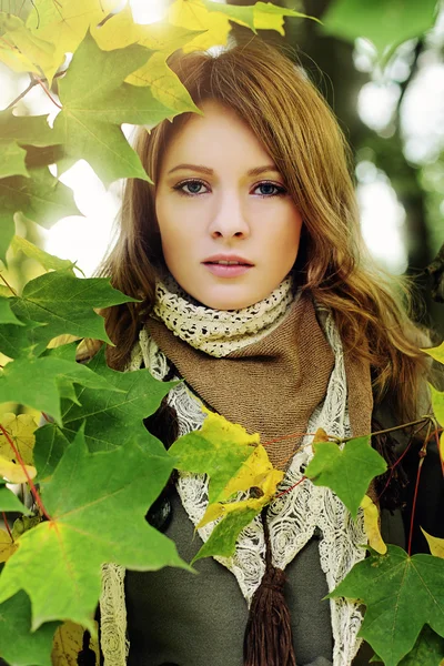 Menina perfeita usando cachecol de renda em Autumn Park — Fotografia de Stock