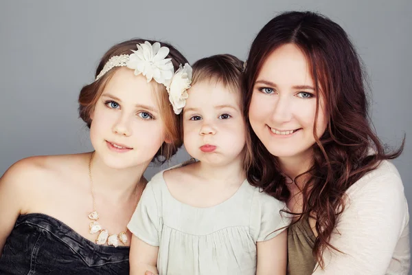 Familia de mujeres. Feliz Madre e Hijas (3 y 10 años) ) — Foto de Stock