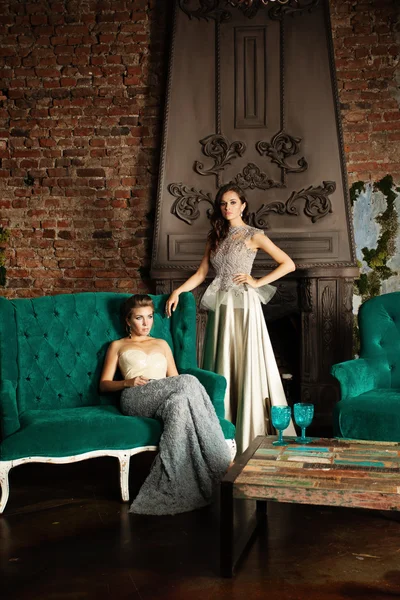 Två glamorösa kvinnor i Vintage lyxiga interiörer — Stockfoto