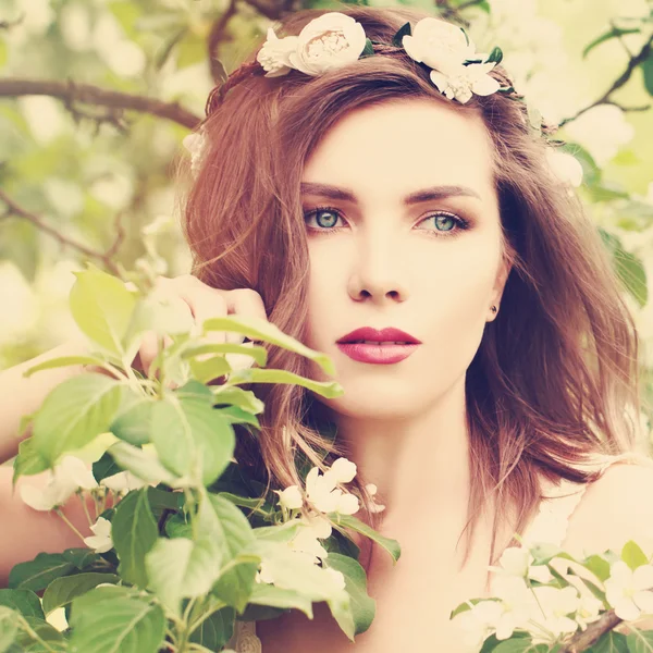 Mujer de moda sobre fondo floral. Retrato de primavera —  Fotos de Stock